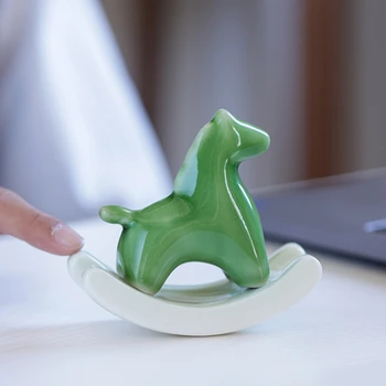 Креативные керамические украшения в виде зеленой лошадки, забавные и милые украшения для стола в гостиной, кабинете, чайной комнате в виде лошадки-качалки
