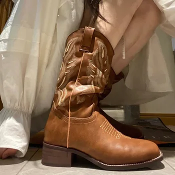 2023 Женские ковбойские сапоги с вышивкой в стиле ретро, рыцарские сапоги большого размера с V-образным вырезом, модные женские ботинки в западном стиле с коричневым принтом для отдыха