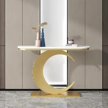 балконный столик, современный простой узкий шкаф у стены, украшенный золотым узором коридор, вид с торца, платформа, шкаф для входа