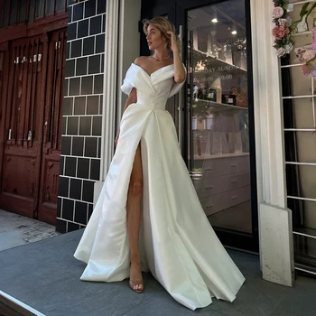 Потрясающее свадебное платье А-силуэта с открытыми плечами, высоким разрезом и атласной тканью - идеальное свадебное платье для официальной свадьбы